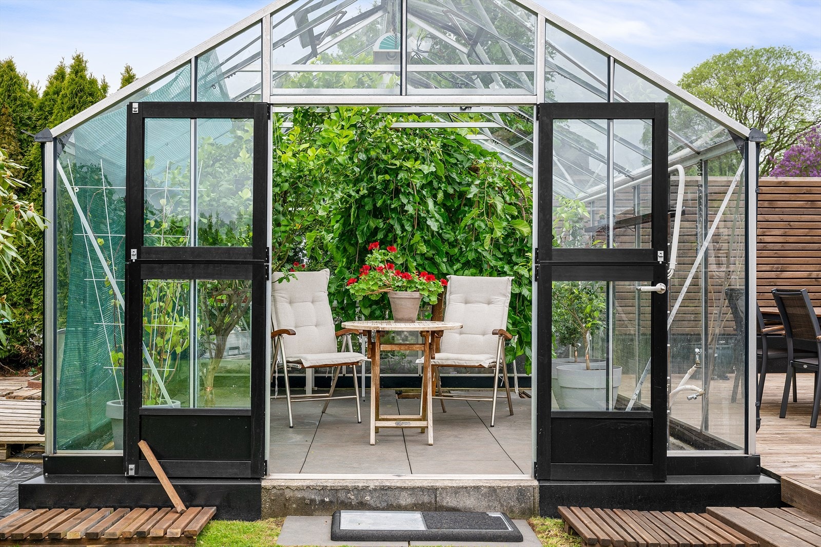 Drivhuset er bygget opp slik at man kan fjerne enkeltheller, for å plante i. Drivhuset har vanntilførsel. Galleribilde