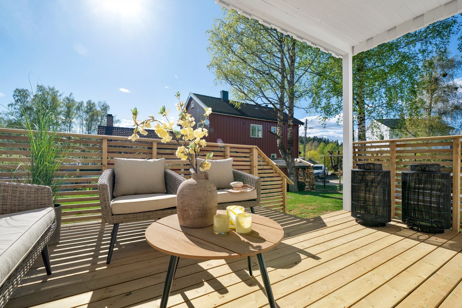 Stor terrasse med gode solforhold Galleribilde