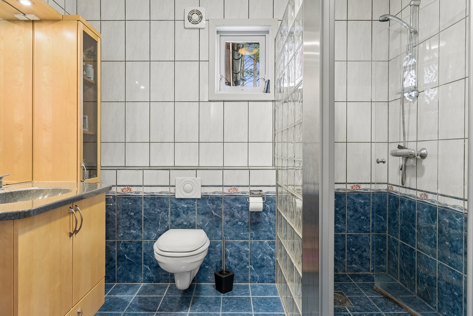 Badet i første etasje ble oppgradert i 2004 og har flislagt gulv med elektriske varmekabler. Galleribilde