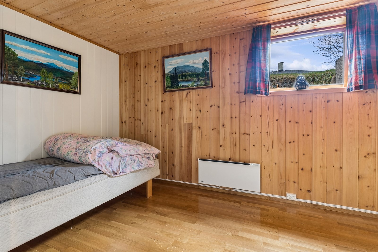 Innredet rom i kjelleretasjen, i dag benyttet som soverom. Endringen fra tidligere romløsning er ikke byggemeldt. Høyden fra gulv til vindu er over kravet på 1 meter, men dette kan kompenseres ved å montere f.eks. en fastmontert stige eller annet. Galleribilde