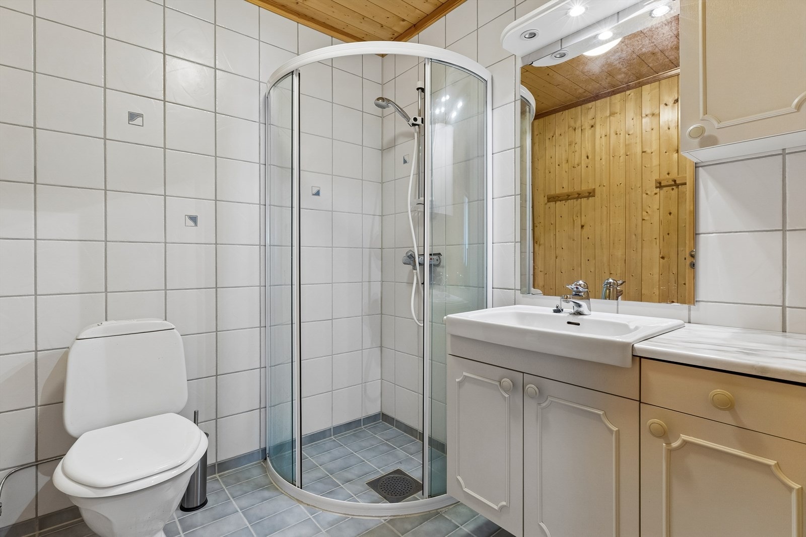 Badet i kjelleren ble etablert i 2004 og har flislagt gulv med elektriske varmekabler. Galleribilde
