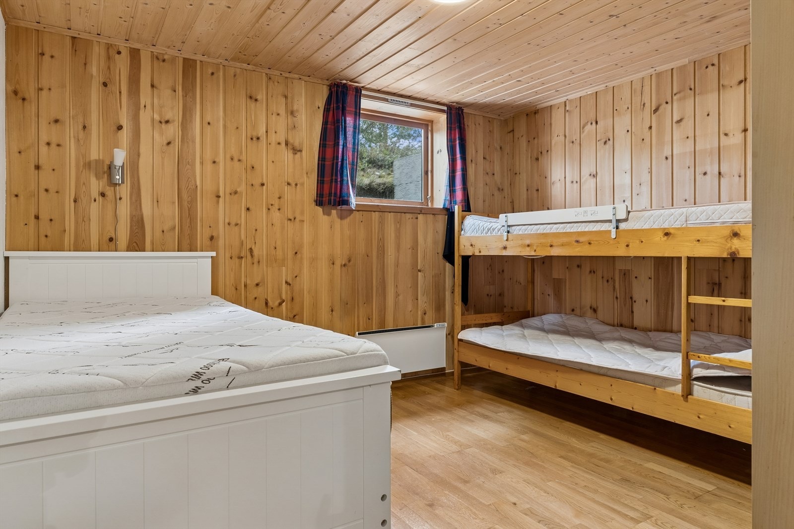Innredet rom i kjelleretasjen, i dag benyttet som soverom. Endringen fra tidligere romløsning er ikke byggemeldt. Høyden fra gulv til vindu er over kravet på 1 meter, men dette kan kompenseres ved å montere f.eks. en fastmontert stige eller annet. Galleribilde
