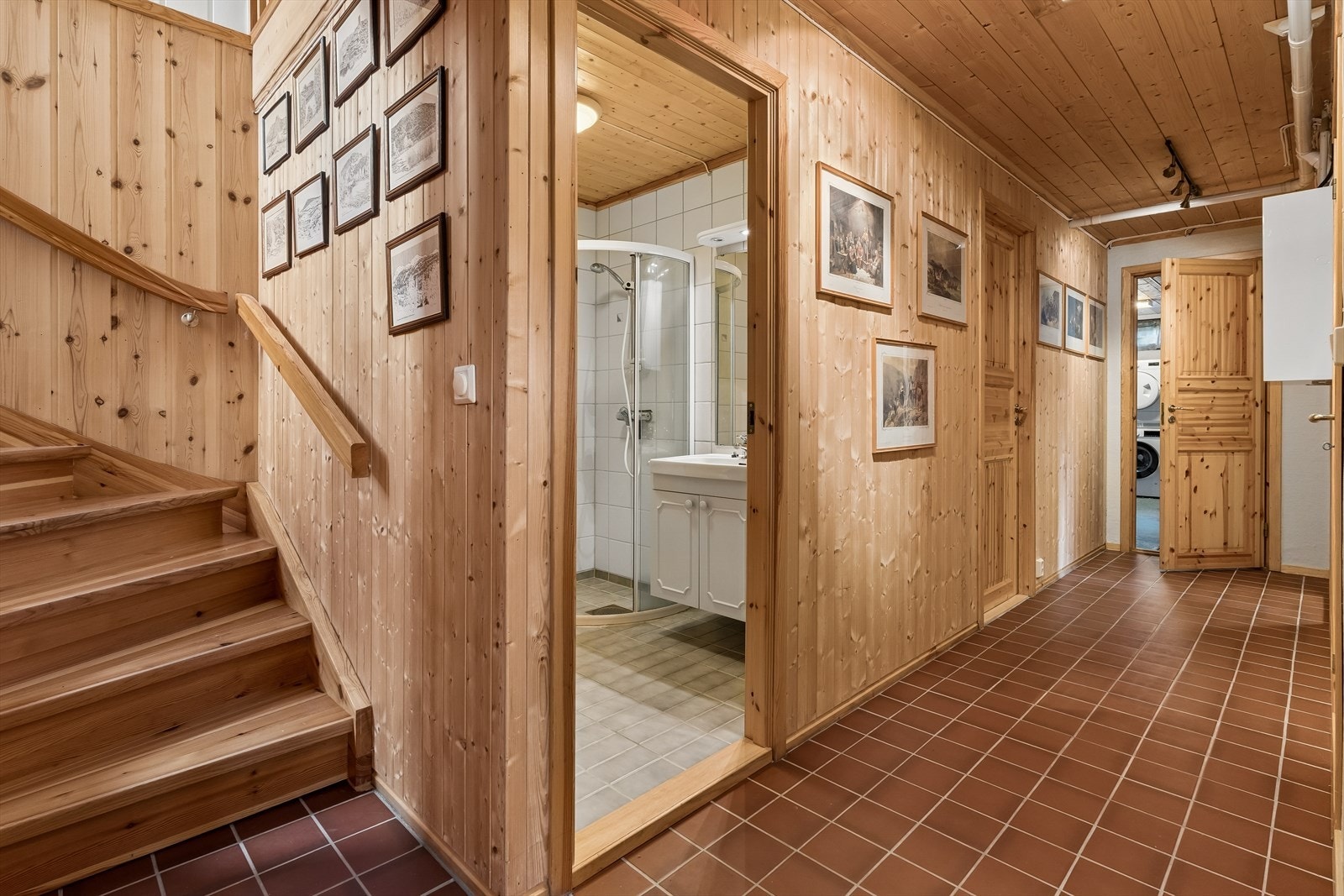 Gangen i kjelleren gir adkomst til bad, vaskerom, boder og flere innredede rom. Galleribilde