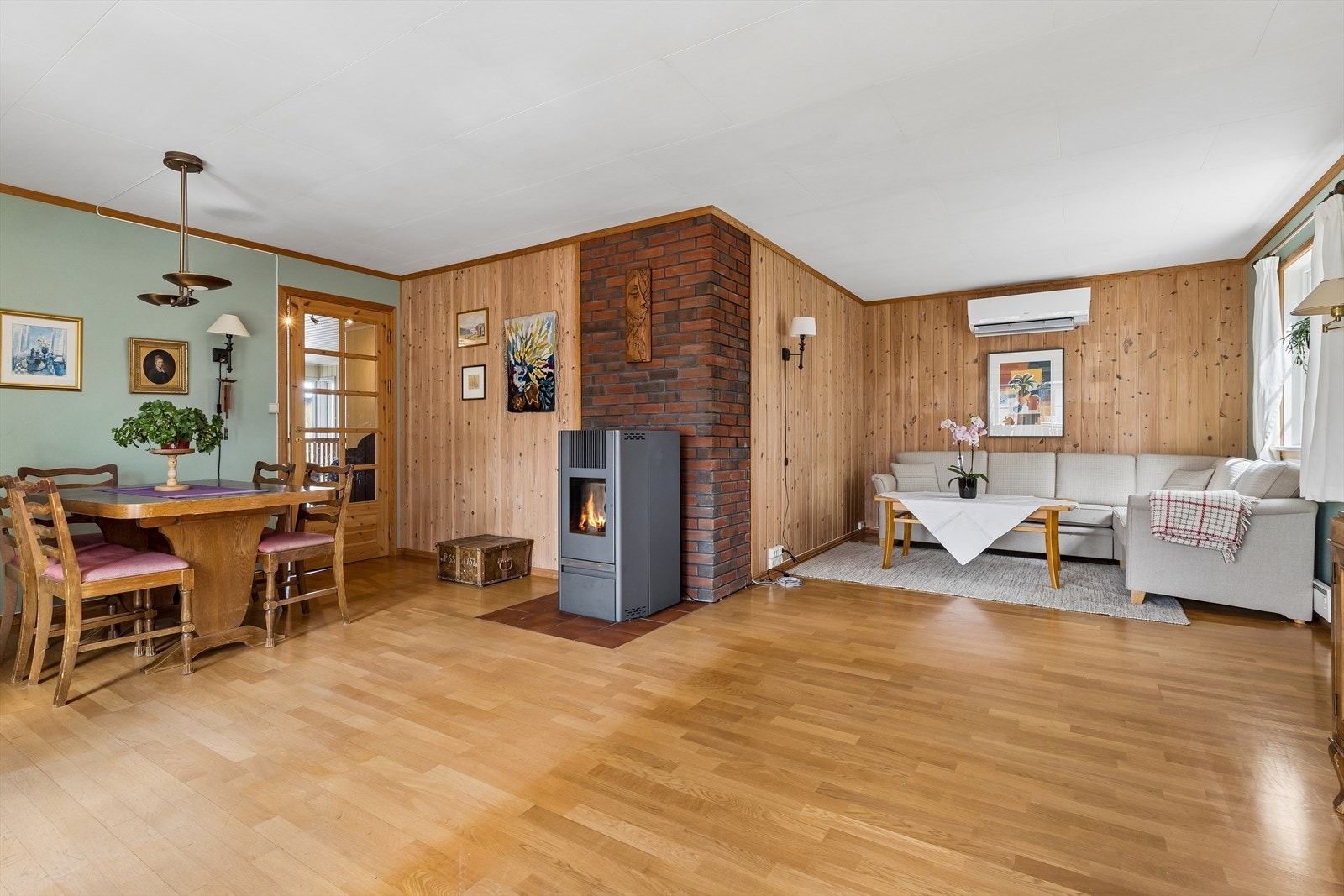Stuen er romslig og har plass til både en stor sofagruppe og en egen spisestueavdeling. Galleribilde