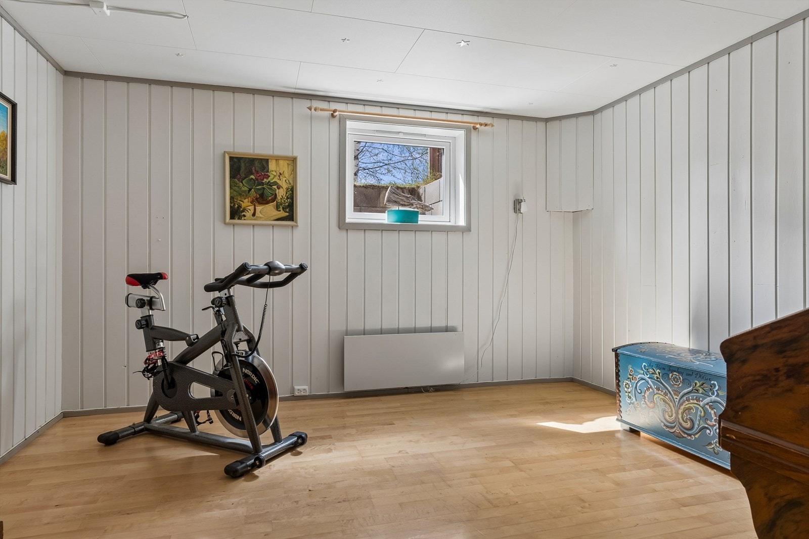 Soverom. Høyden fra gulv til vindu er over kravet på 1 meter, men dette kan kompenseres ved å montere f.eks. en fastmontert stige eller annet. Galleribilde