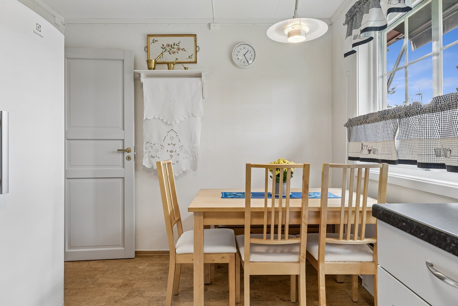Det er en hyggelig spiseplass for hverdagsmåltider på kjøkkenet. Galleribilde