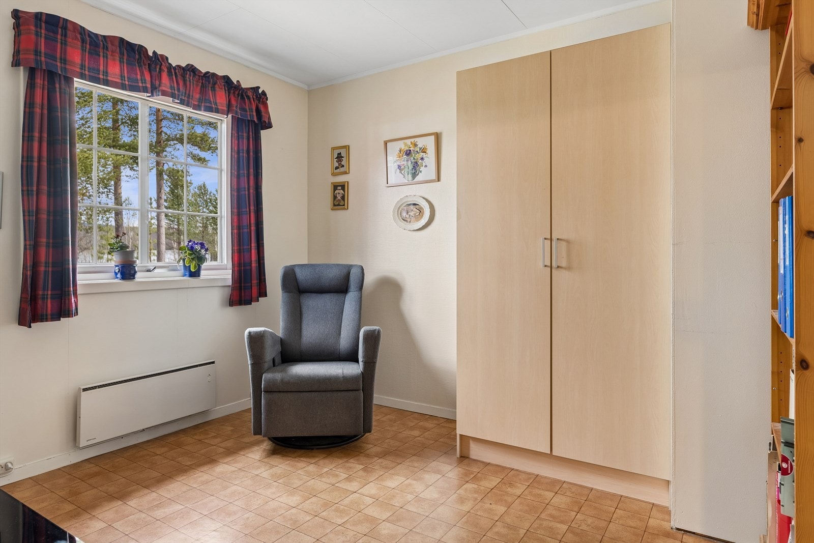Det andre soverommet i første etasje har plass til både seng og garderobeskap. Galleribilde