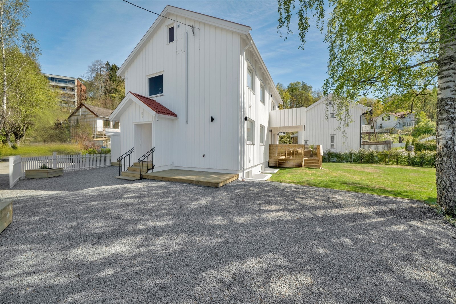 Det er felles gårdsplass og det er plass til 2 parkeringsplasser. Det er en parkeringsplass pr enhet Galleribilde