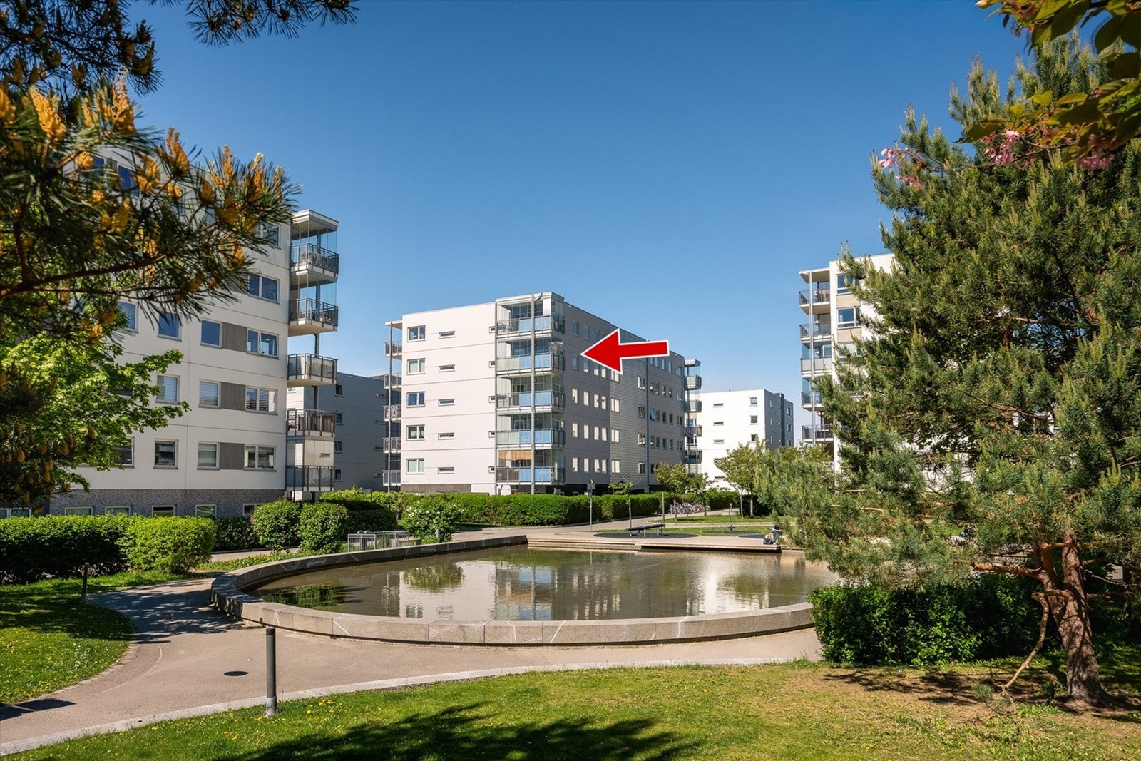 Her er det lagt vekt på fine uteområder i sameiet med store plenarealer og flott vannspeil Galleribilde