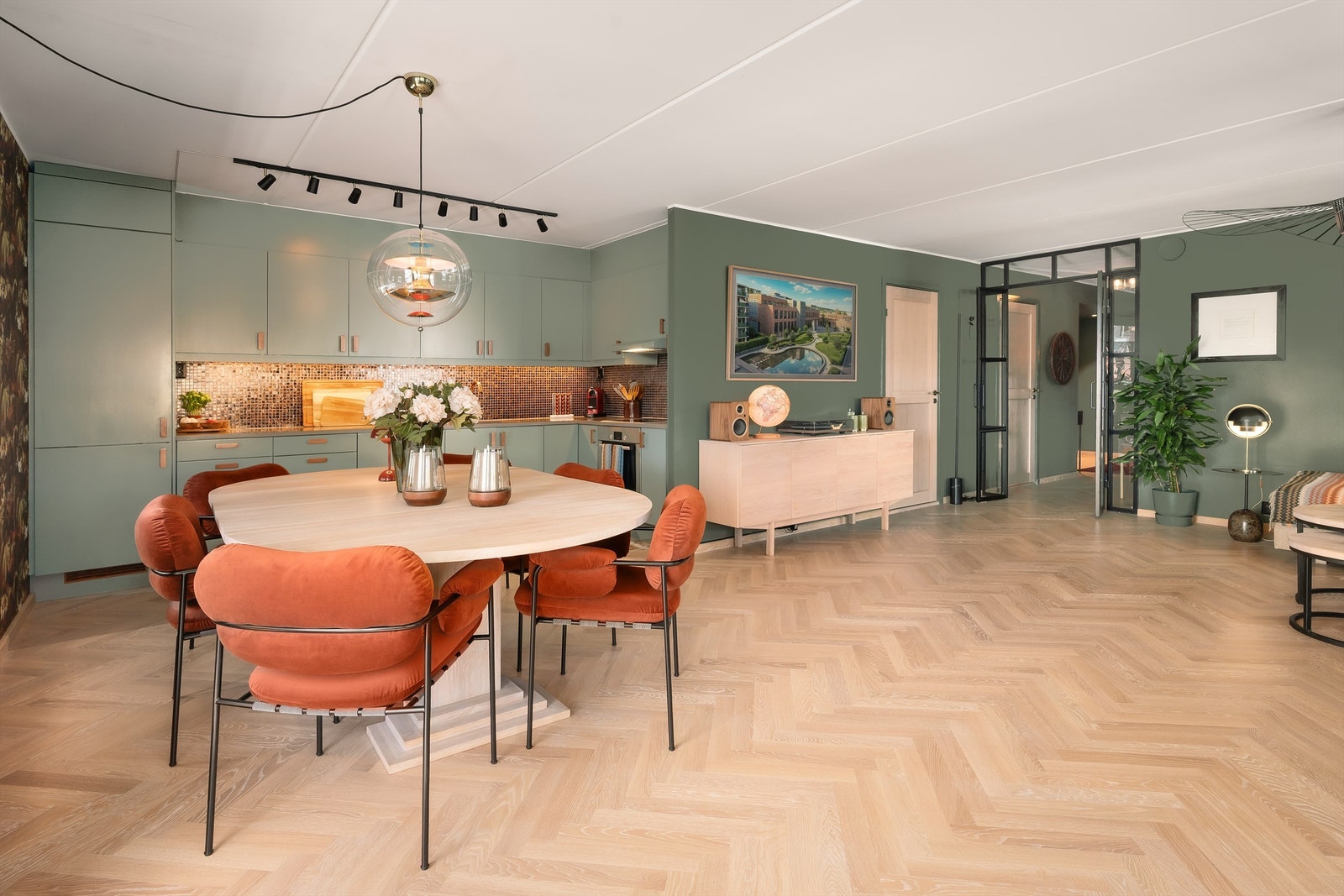 Kjøkkeninnredning fra Norema med glatte, grønne fronter og benkeplate i steinkompositt fra Silestone montert i 2019 Galleribilde