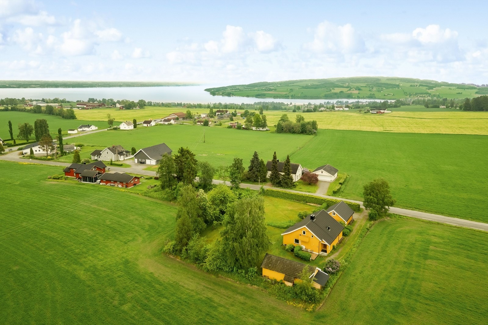 Kort vei til idylliske Tingnes med butikk, café og bensinstasjon. Galleribilde