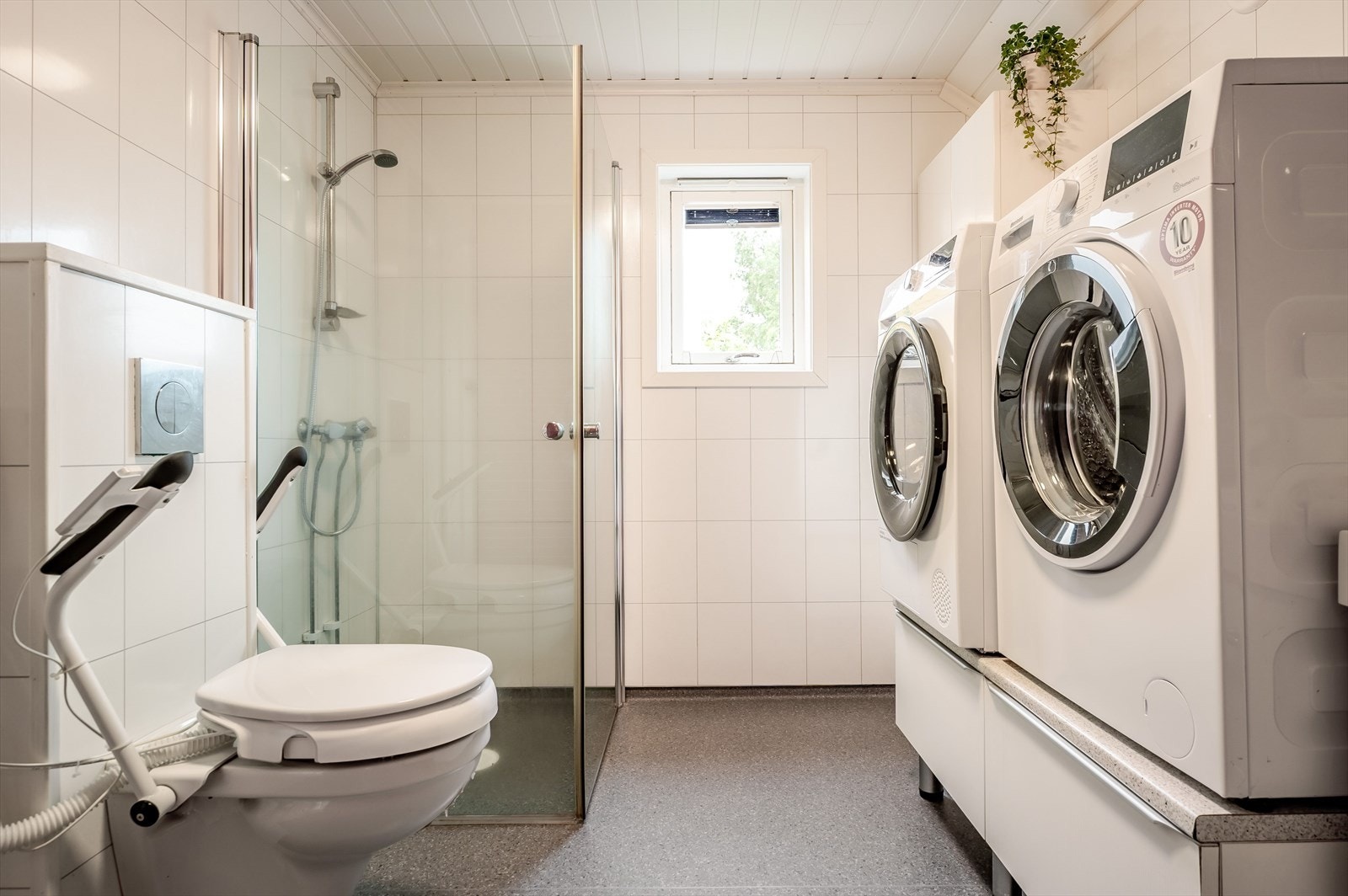 Våtrommet har ventilasjonsvifte og gulvvarme for bedre komfort. Galleribilde