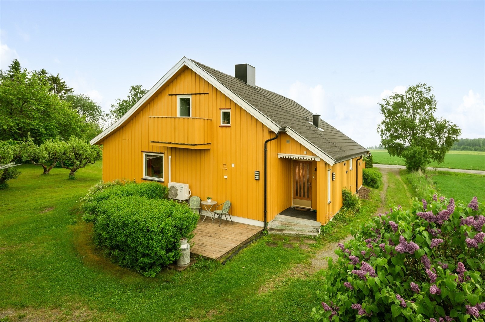 Hovedbygningens yttervegger er i trekonstruksjon med stående kledning. Galleribilde