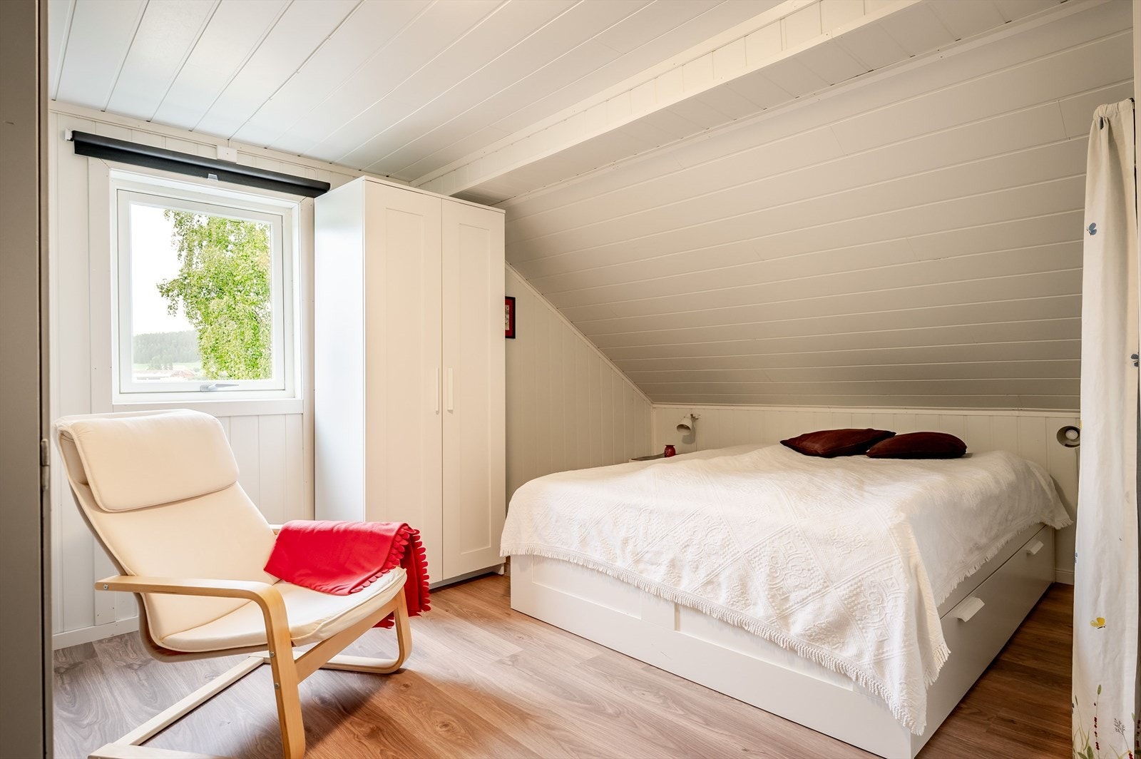 Soverom med god plass til nattbord og garderobe. Galleribilde