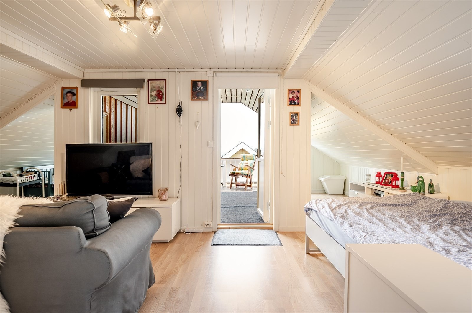 Denne delen er tilbygget i 2011 med utgang til balkong. Galleribilde