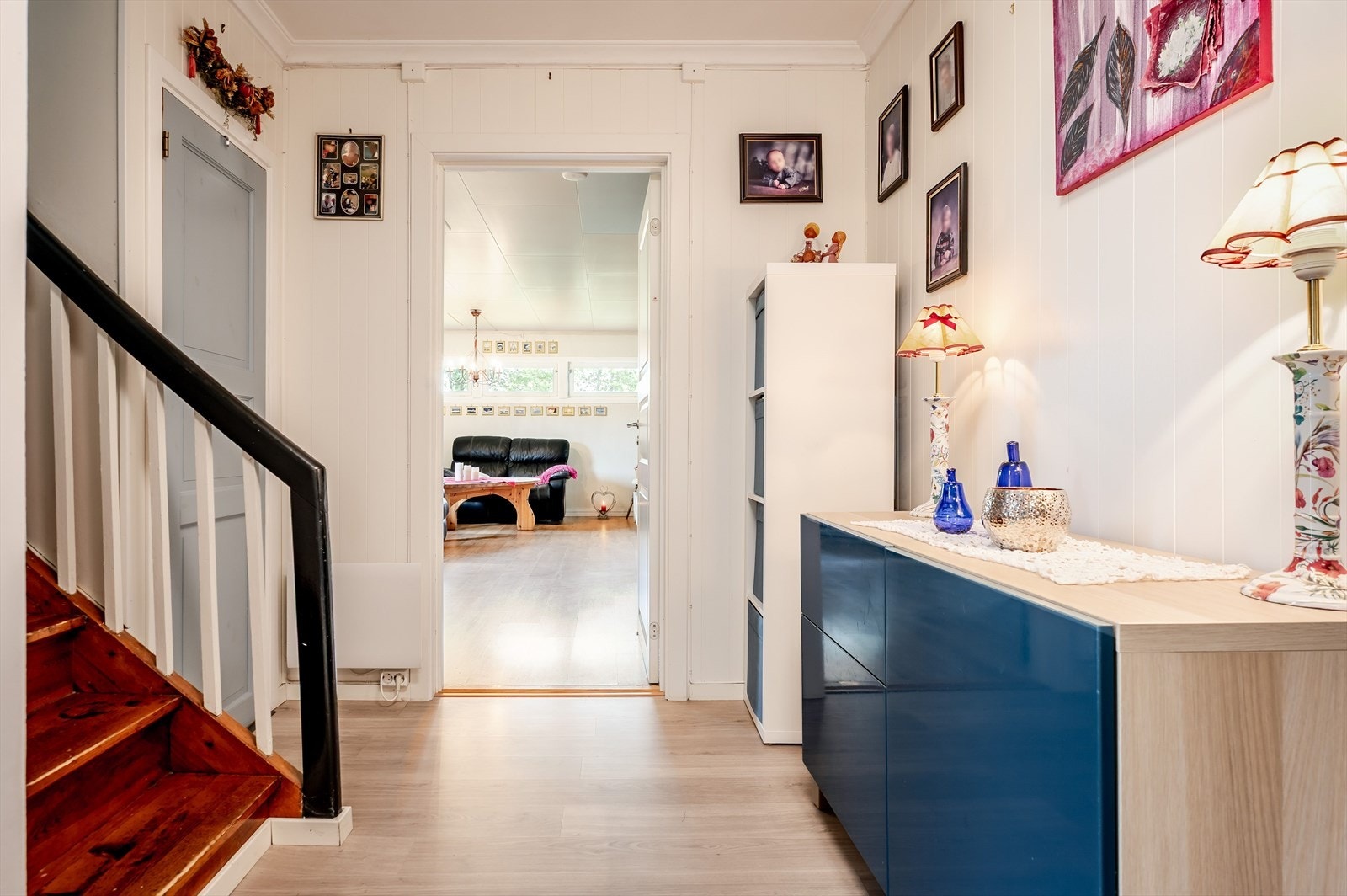 Gangen som leder videre til stuen. Galleribilde
