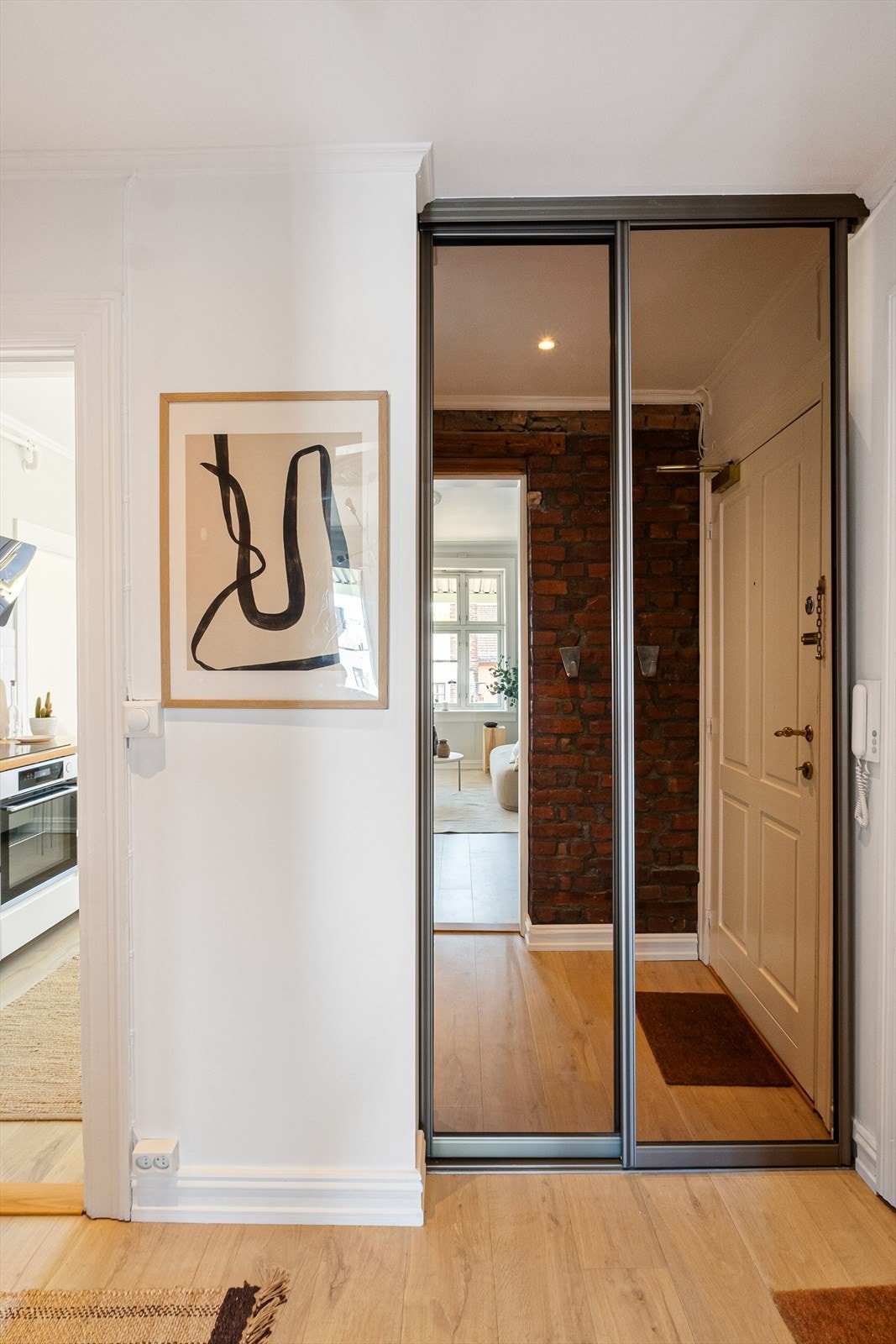 Innbydende entré med romslig skyvedørsgarderobe som gir gode oppbevaringsmuligheter for yttertøy og sko. Galleribilde