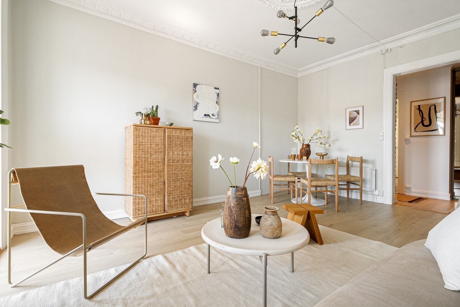 Lys og luftig stue med store vindusflater som slipper inn rikelig med naturlig lys. Galleribilde