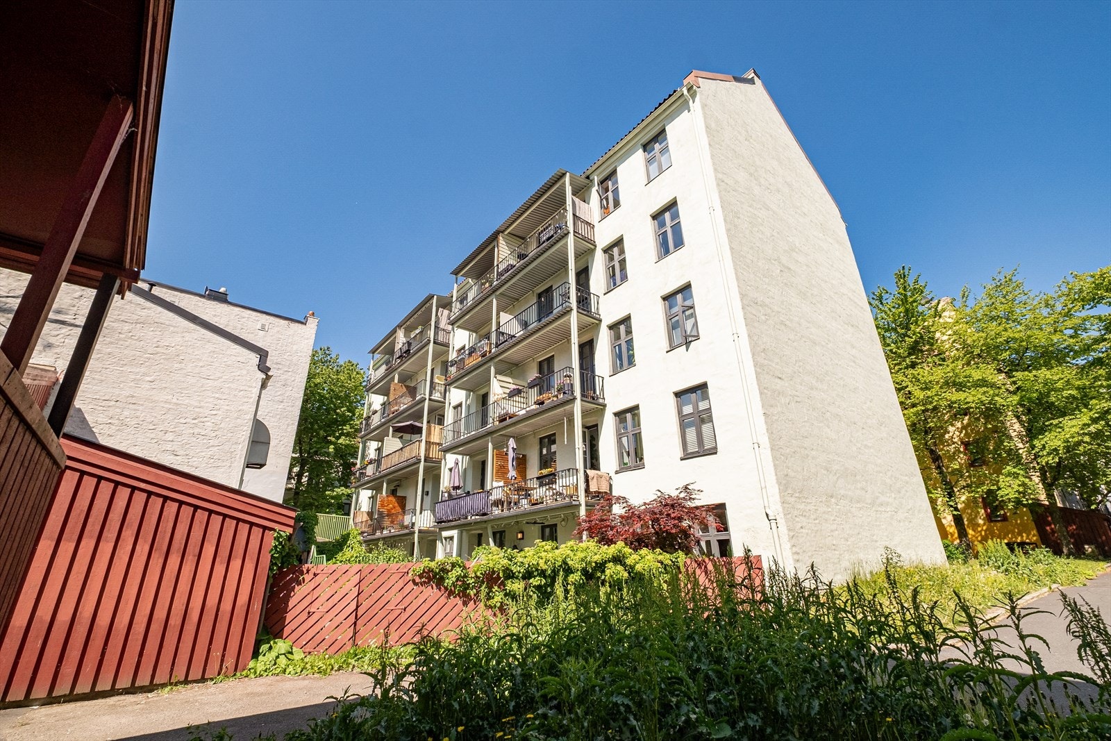 Boligen har god intern beliggenhet i en bygård beliggende i indre gårdsrom. Galleribilde