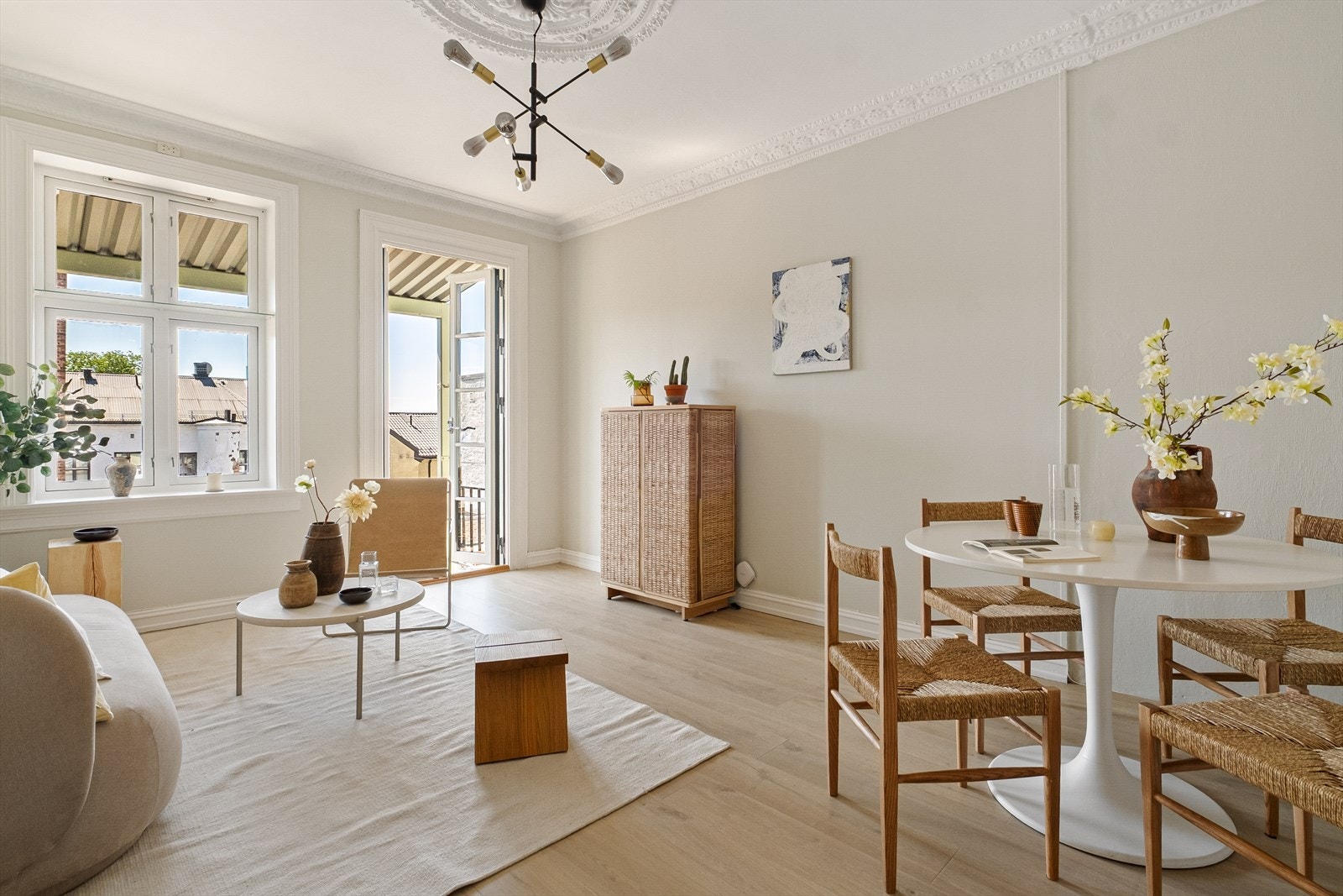 Velkommen til en nydelig, klassisk 2-roms toppleilighet med attraktiv beliggenhet midt på Grünerløkka! Galleribilde