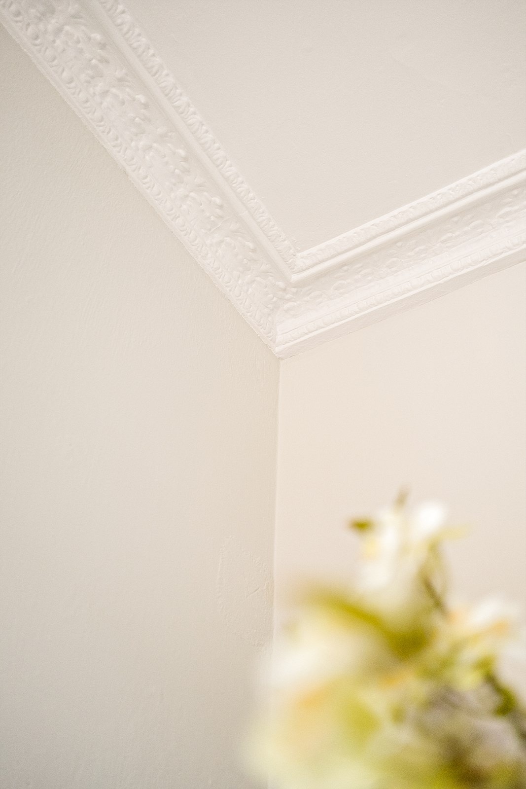 Leiligheten har en generøs takhøyde på ca. 2,72 meter, og klassiske detaljer med stukkatur og rosett. Galleribilde