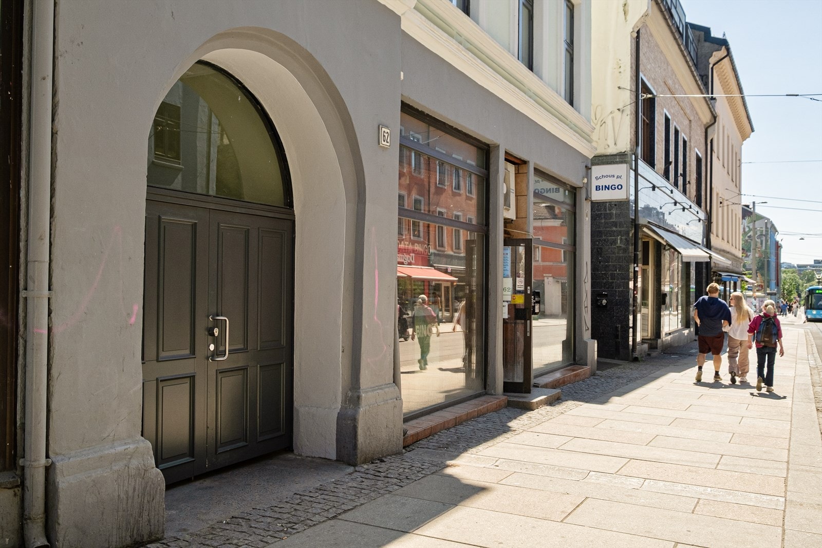 Leiligheten har en svært sentral og urban beliggenhet midt på Grünerløkka, men ligger samtidig i sin helhet i indre gårdsrom. Galleribilde