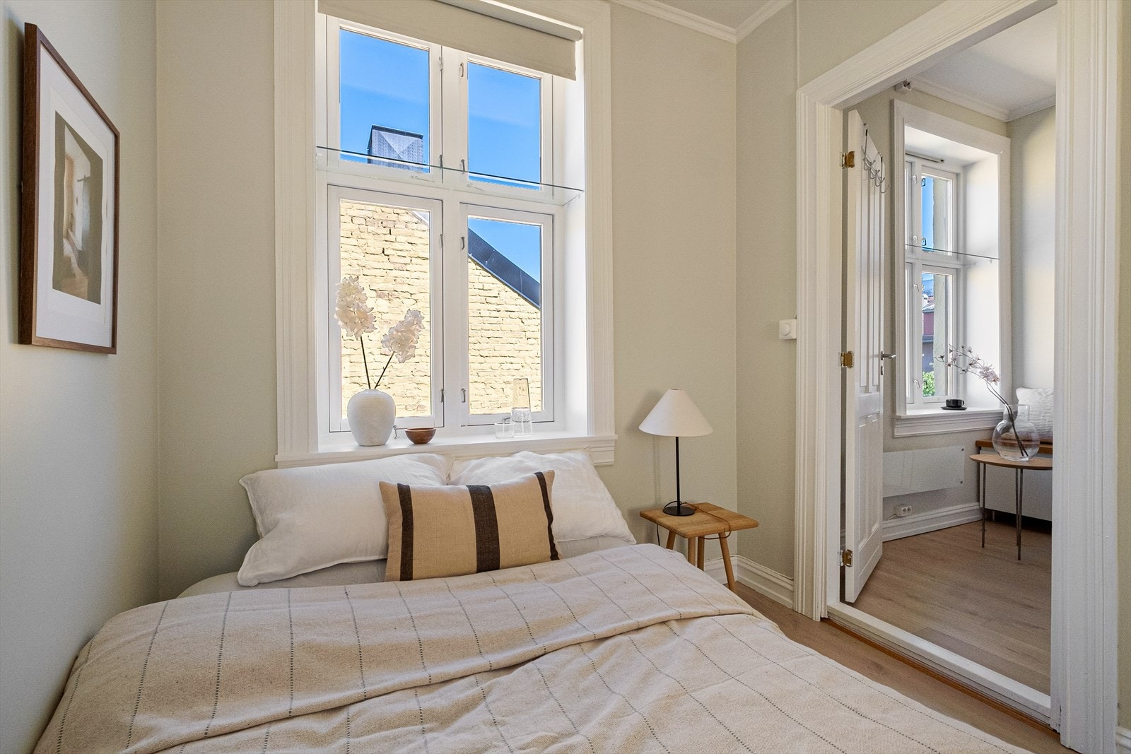 Lyst og behagelig soverom med plass til dobbeltseng og nattbord. Galleribilde