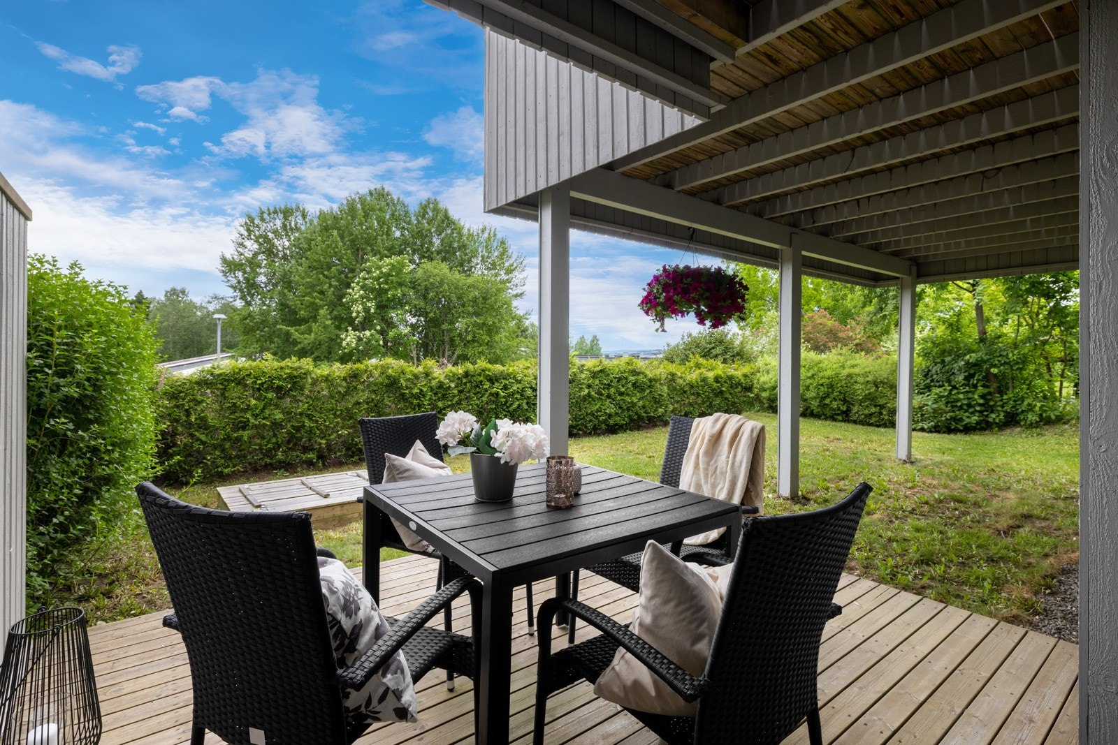 Liten terrasse i hagen med plass til en sittegruppe. Galleribilde