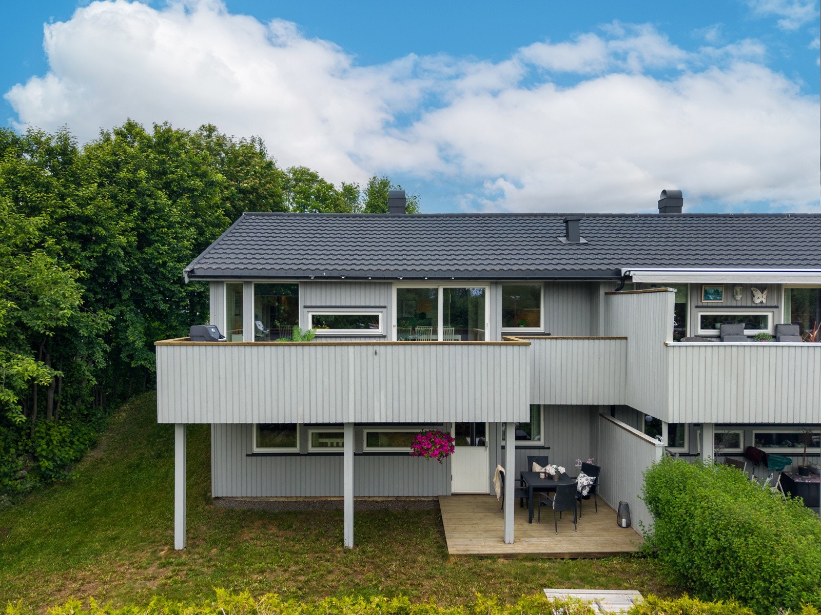 Boligen ligger i et rolig og etablert boligområde på Hamar Vest, bestående hovedsakelig av boligbebyggelse Galleribilde