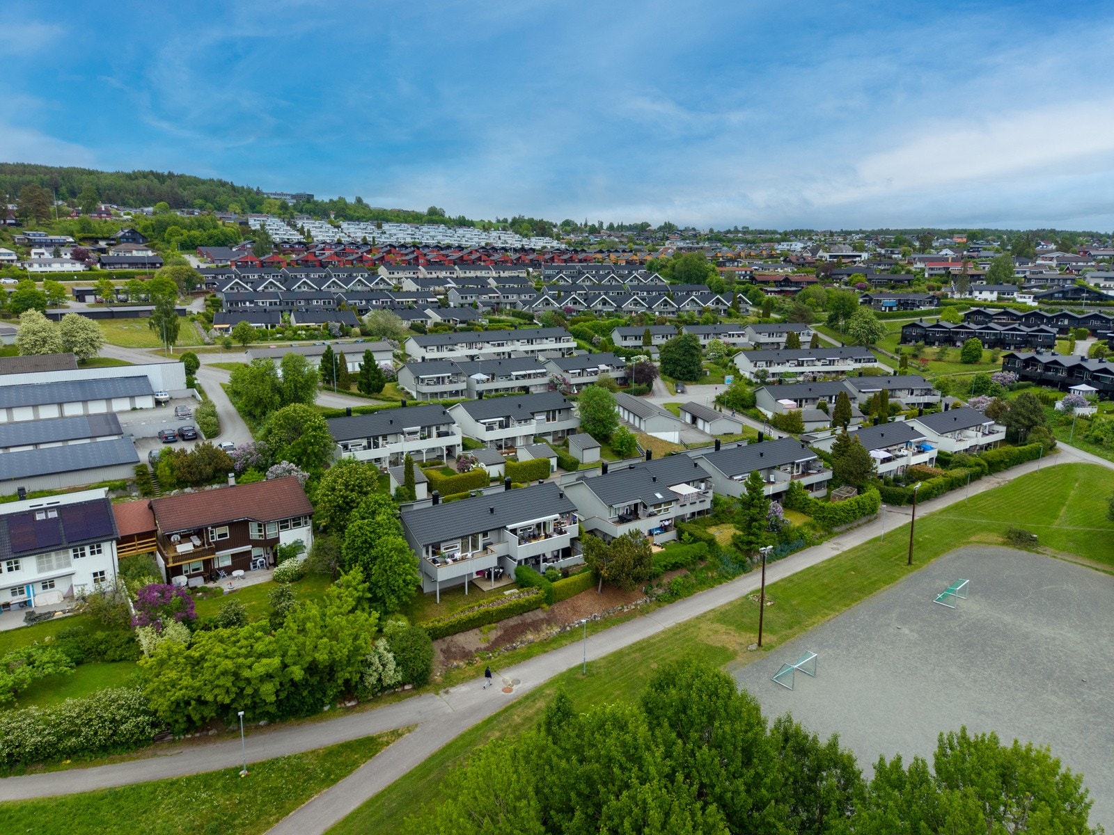 Det er gangavstand dagligvareforretning. Det er ca. 3,5 km til Hamar sentrum, med alle fasiliteter og servicetilbud. Fine tur og friluftsområder med bla Furuberget i nærmiljøet. Galleribilde