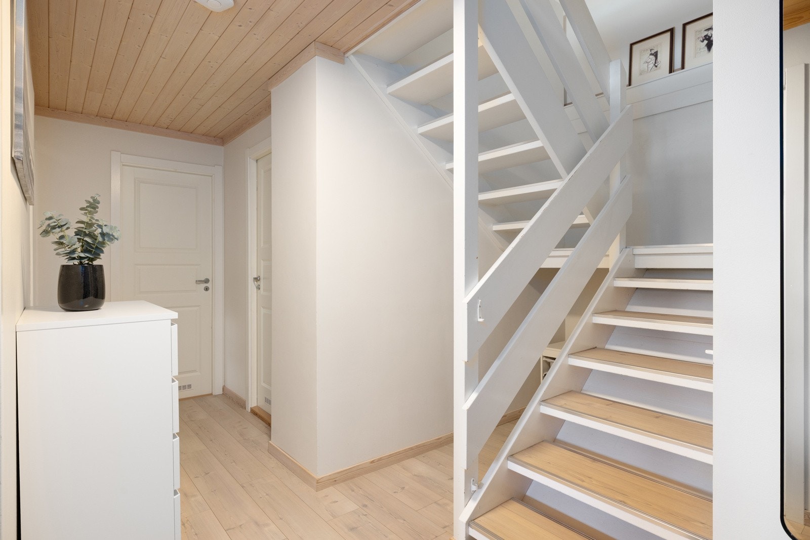 Trapp fra stue og ned til underetasjen. Galleribilde