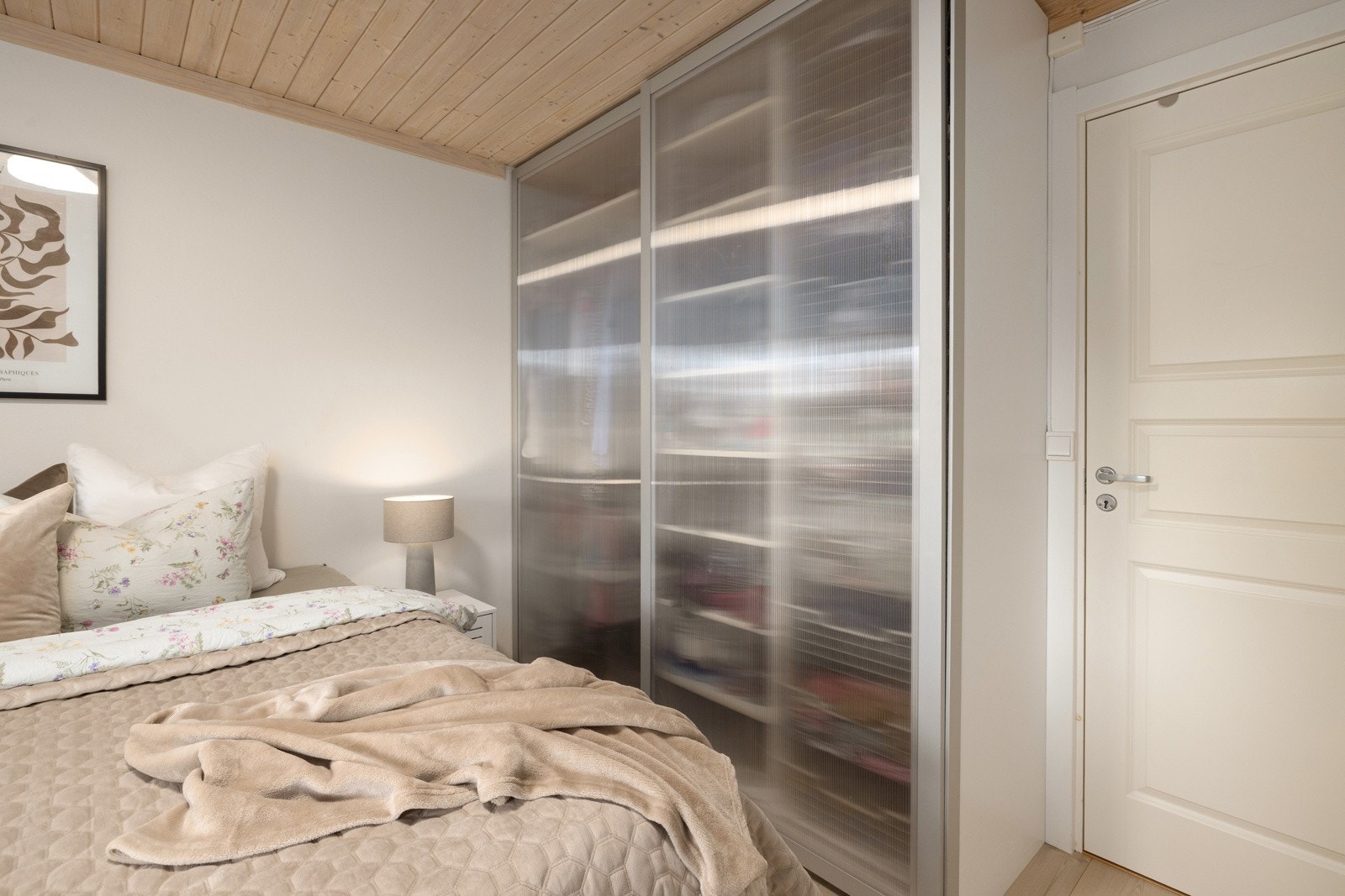 Soverom 1: Skyvedørsgarderobe Galleribilde