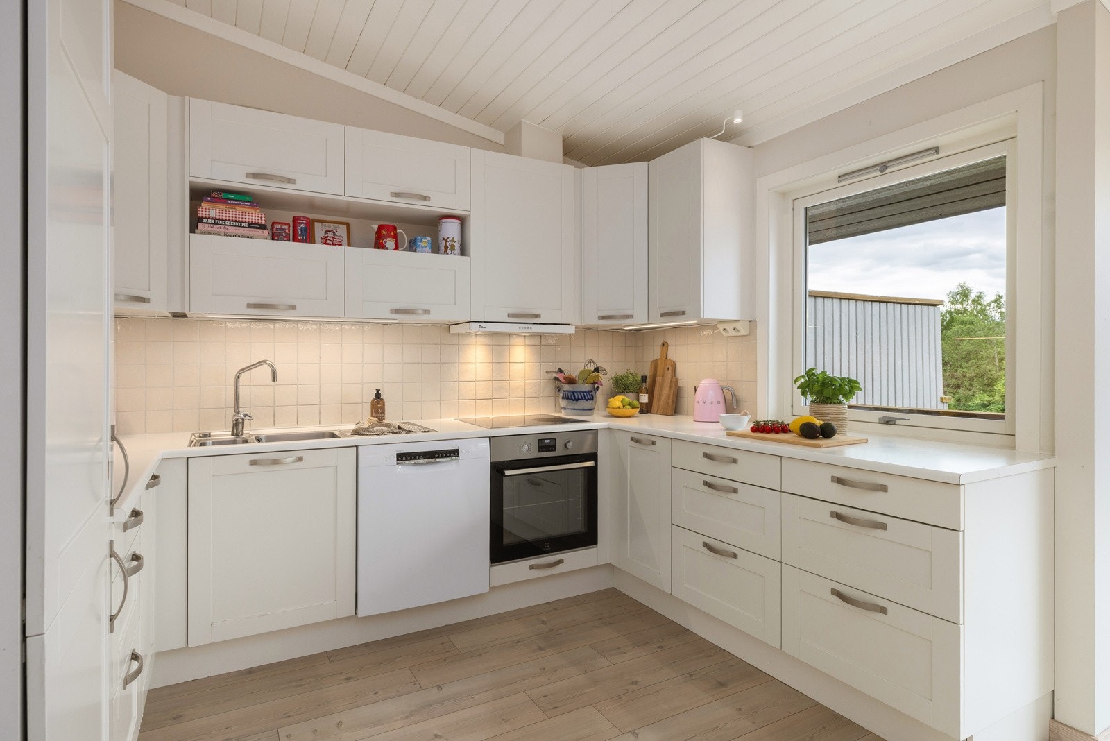 Kjøkkenet fremstår lyst og pent, og er utstyrt med integrert steketopp, stekeovn og kjøl/frys. Det er også avsatt plass for frittstående oppvaskmaskin. Galleribilde