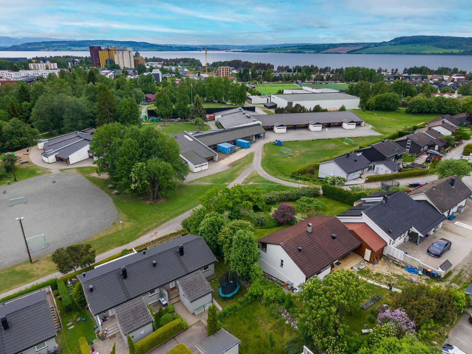 Boligen ligger vis a vis Prestrud barneskole, Blåveisen barnehage, Prestrudhallen og Prestrud idrettsanlegg. Galleribilde