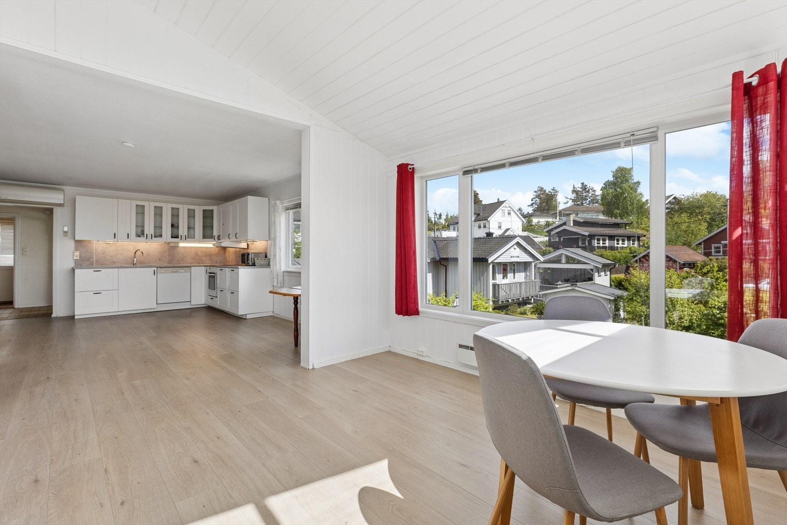 Fra stuen er det åpen siktlinje mot kjøkkenet, noe som skaper en god romfølelse. Galleribilde