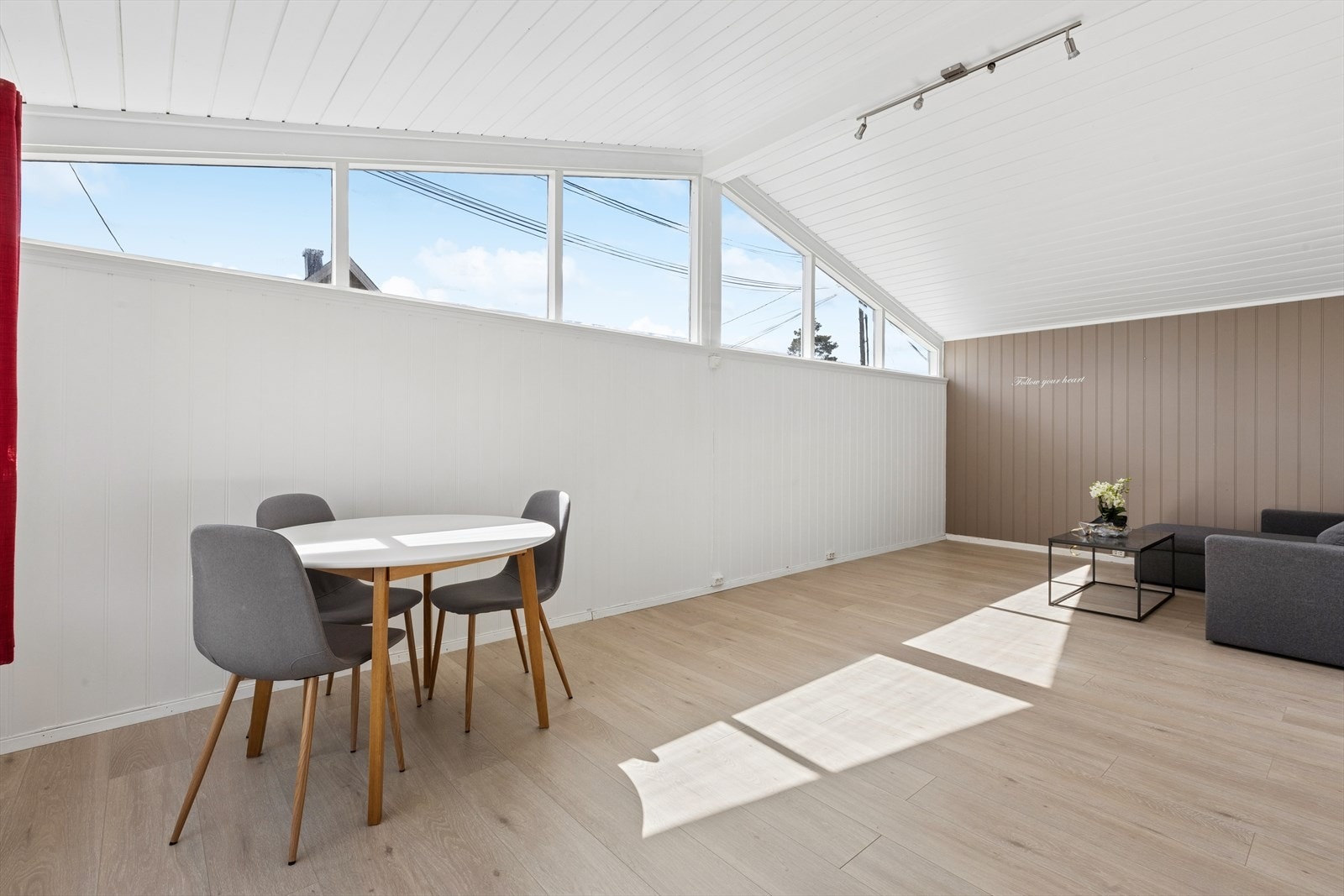 Den romslige stuen har god takhøyde og panel i himling, med plass til flere møbleringssoner. Galleribilde