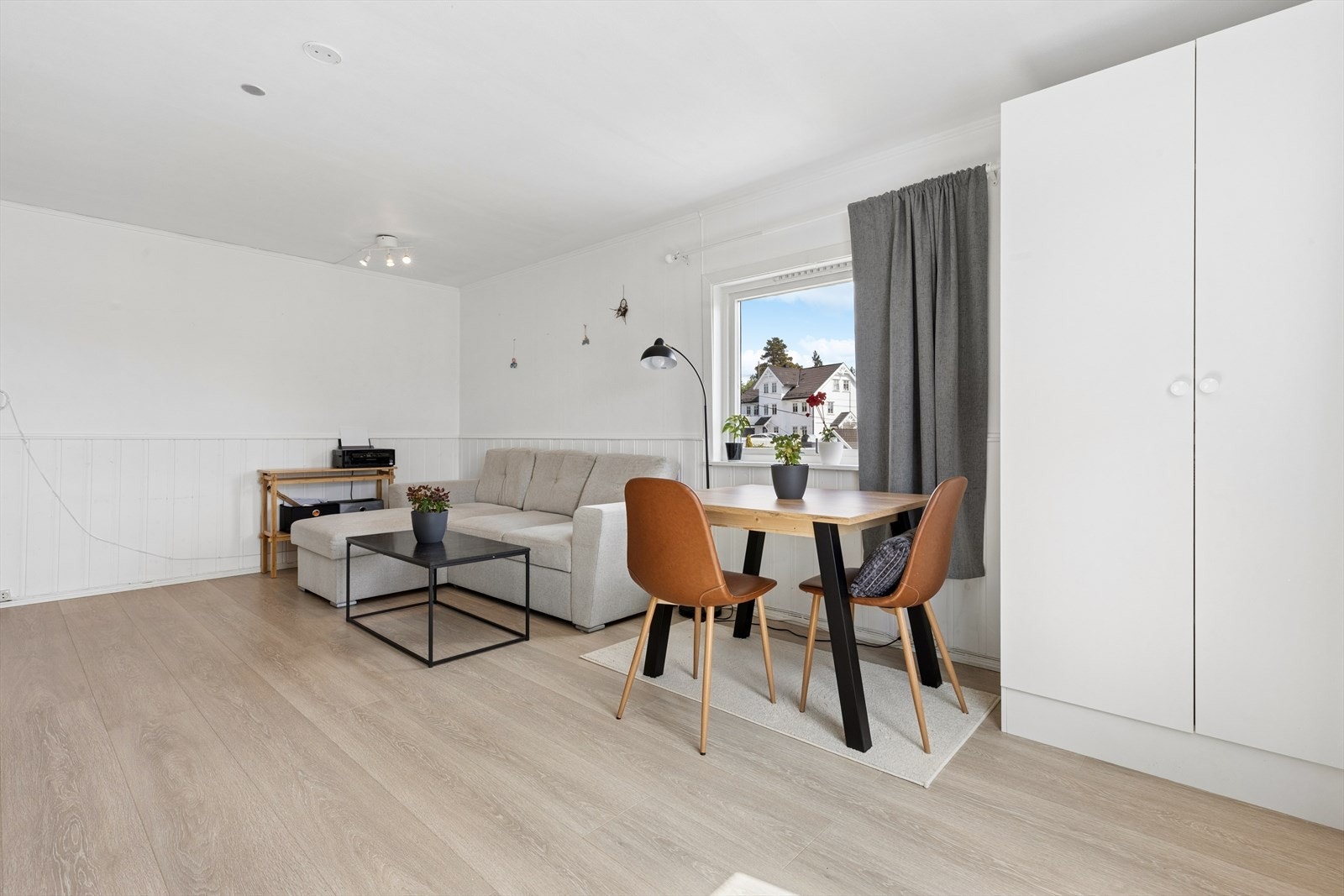 Lys og åpen stue i leiligheten i andre etasje. Galleribilde