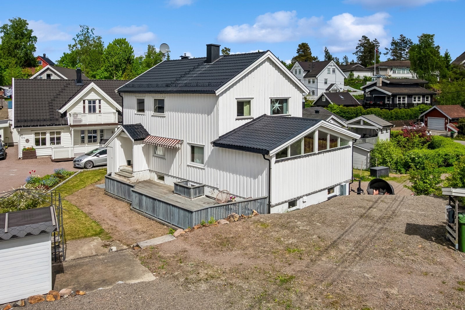 Bygningen har stående bordkledning og vinduer som er skiftet i etapper, med de nyeste PVC-vinduene fra 2020. Galleribilde