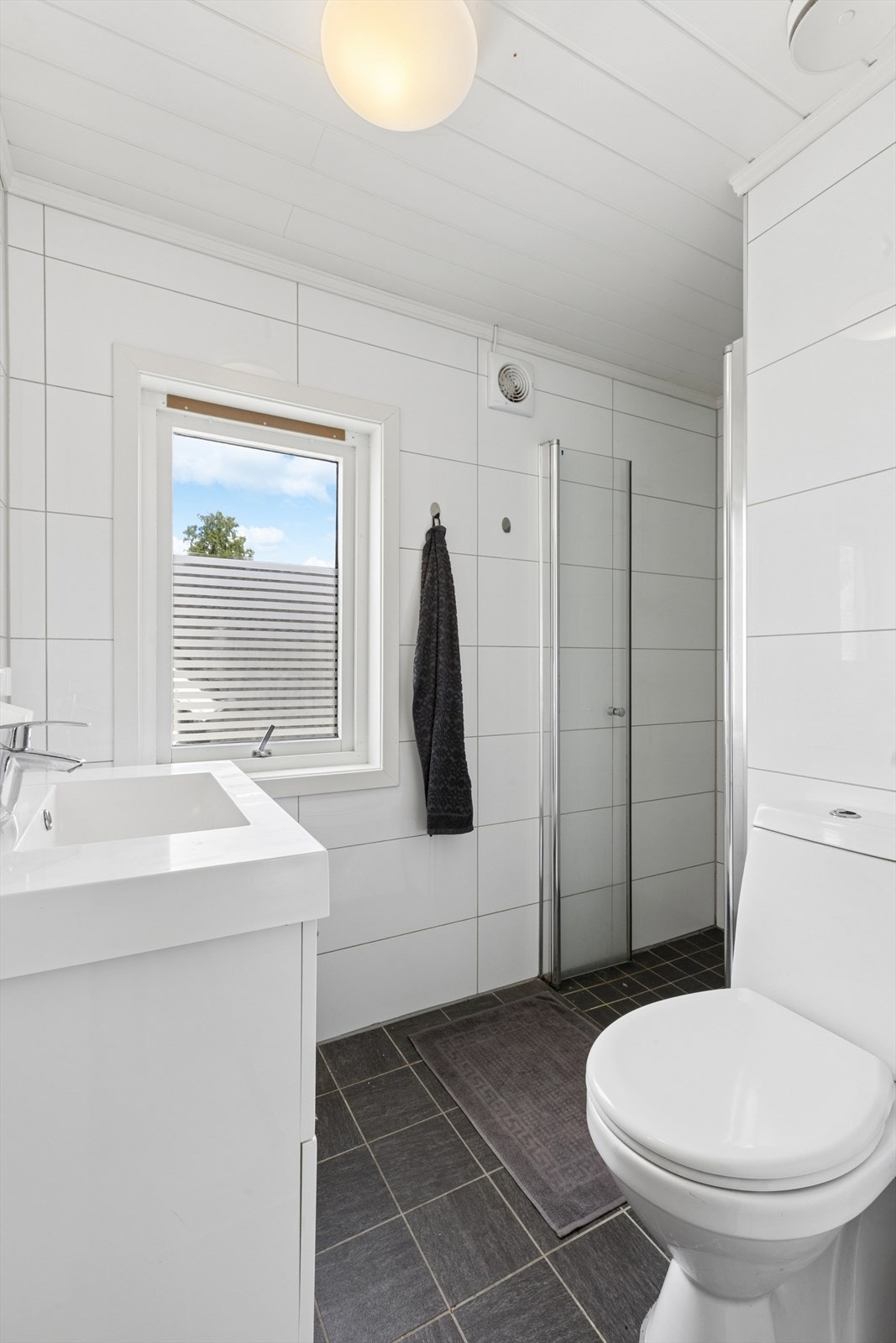 Badet i andre etasje ble pusset opp i 2016 og har elektriske varmekabler i gulvet. Galleribilde