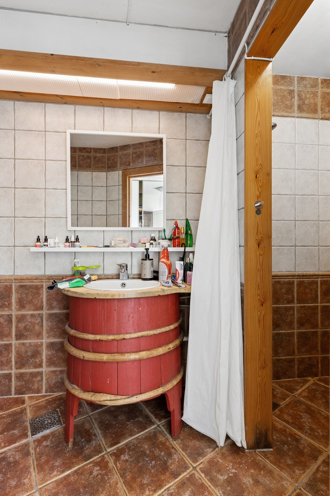 Badet i første etasje har flislagte overflater og dusjnisje. Galleribilde