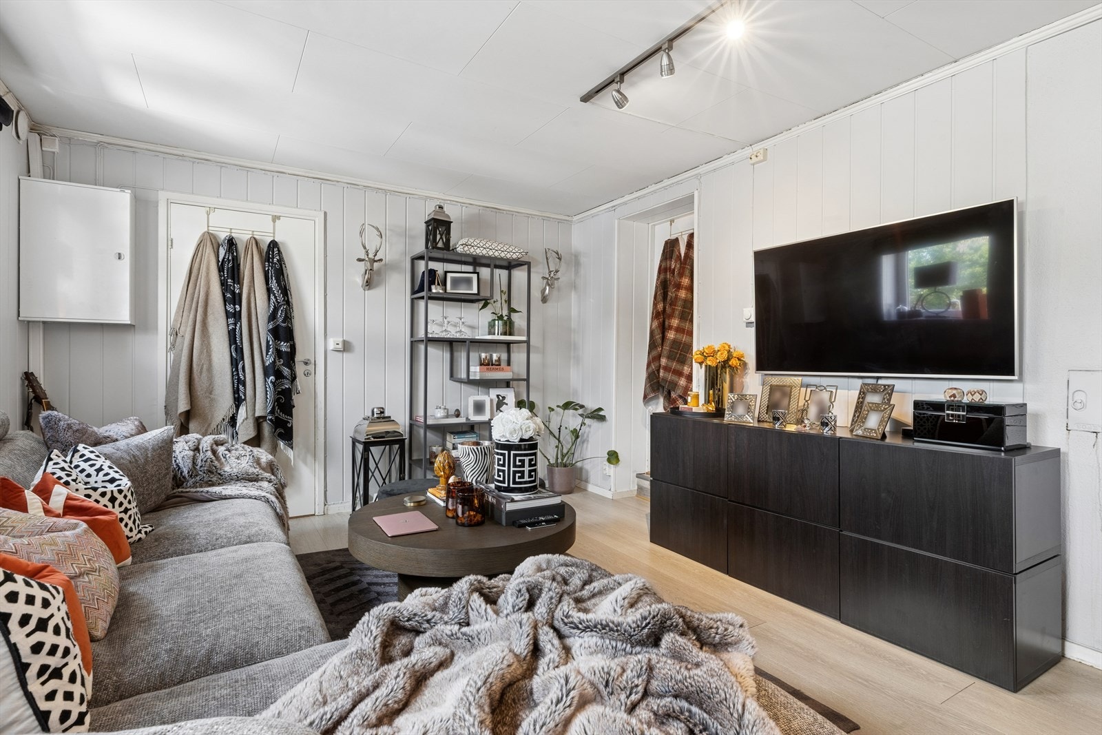 Stuen har plass til sofagruppe og mediamøbel. Galleribilde
