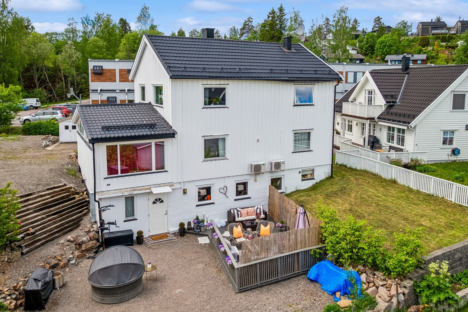 Eiendommen ligger i et etablert boligområde med gangavstand til Nittedal stasjon (5 min) og dagligvarebutikk. Galleribilde