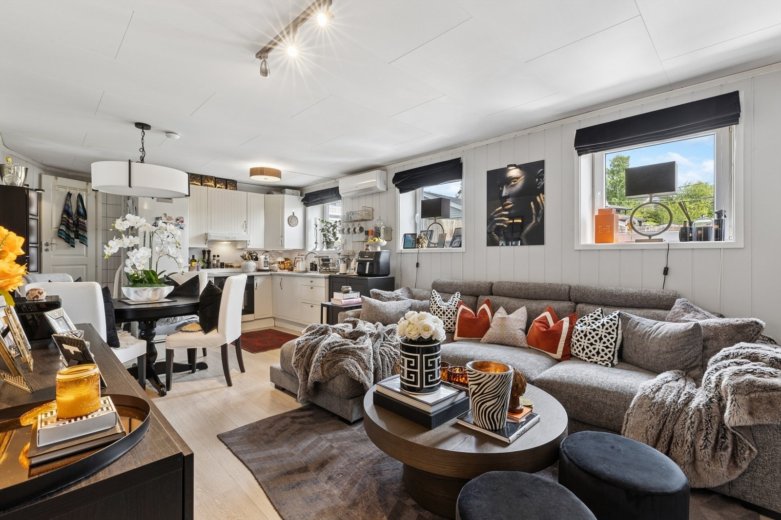 Den åpne planløsningen gir en god flyt mellom kjøkken, spiseplass og sofakrok. Galleribilde