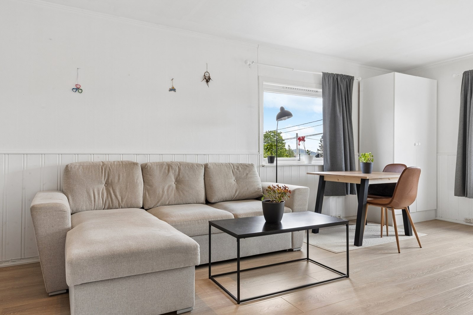 Stuen i andre etasje har plass til både sofagruppe og spisebord. Galleribilde
