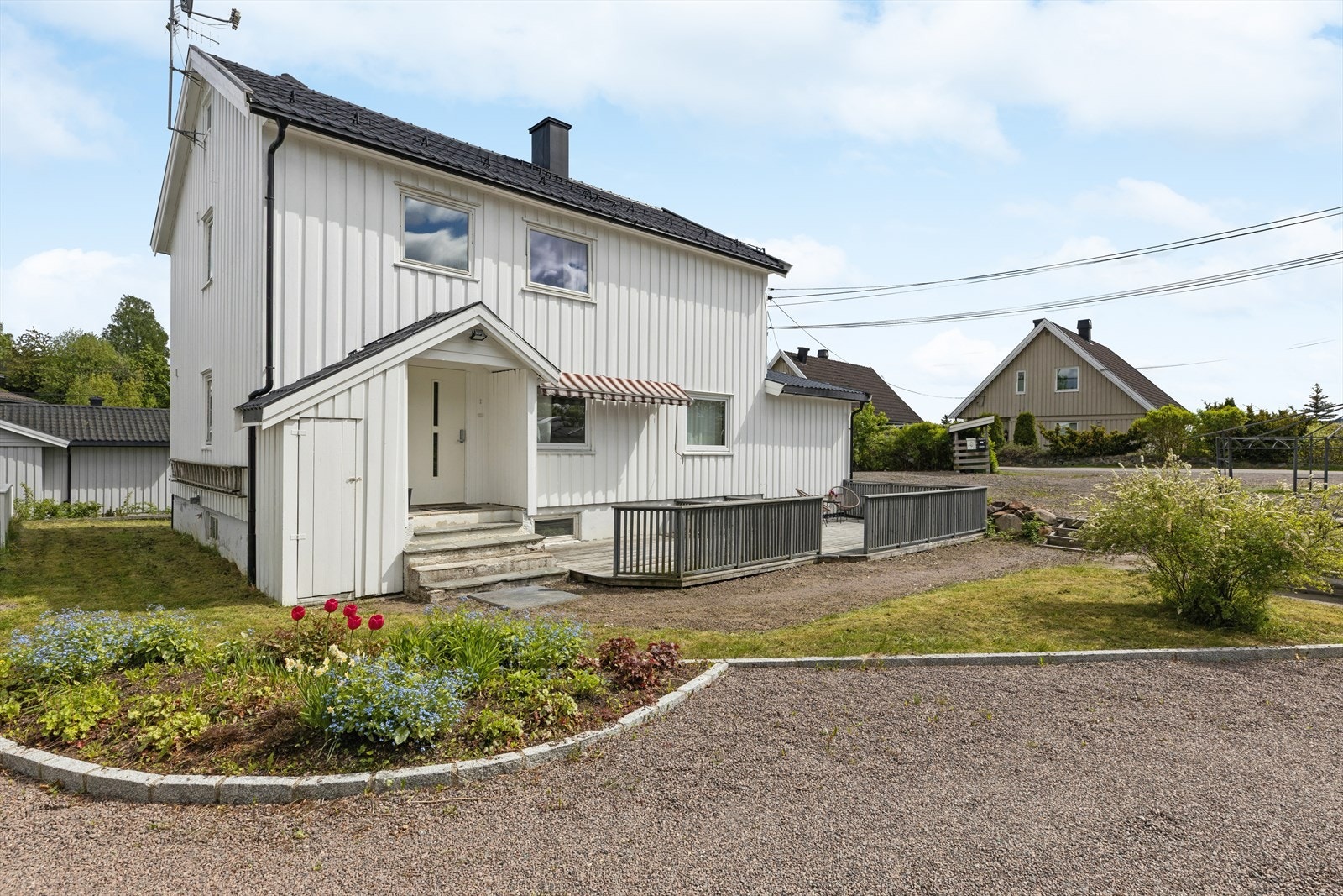 Hel tomannsbolig med hybel - totalt tre separate boenheter, fordelt over tre plan. Galleribilde