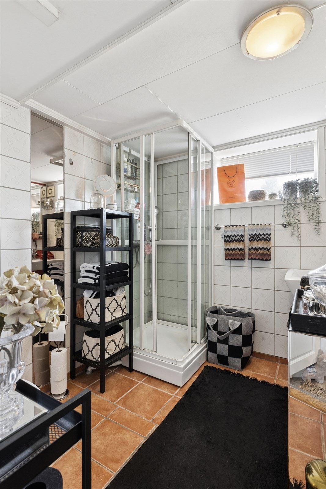 Badet har dusjkabinett og elektrisk avtrekksvifte. Galleribilde