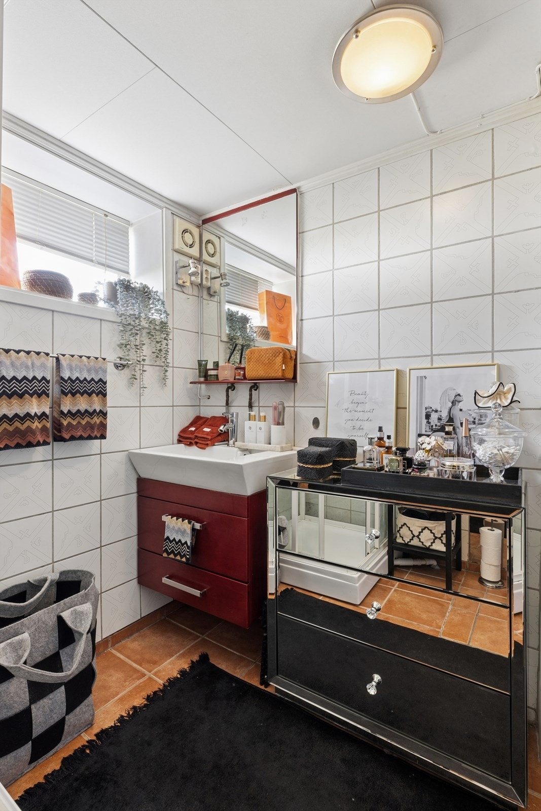 Badet i underetasjen er utstyrt med innredning med nedfelt servant og flislagte overflater. Galleribilde