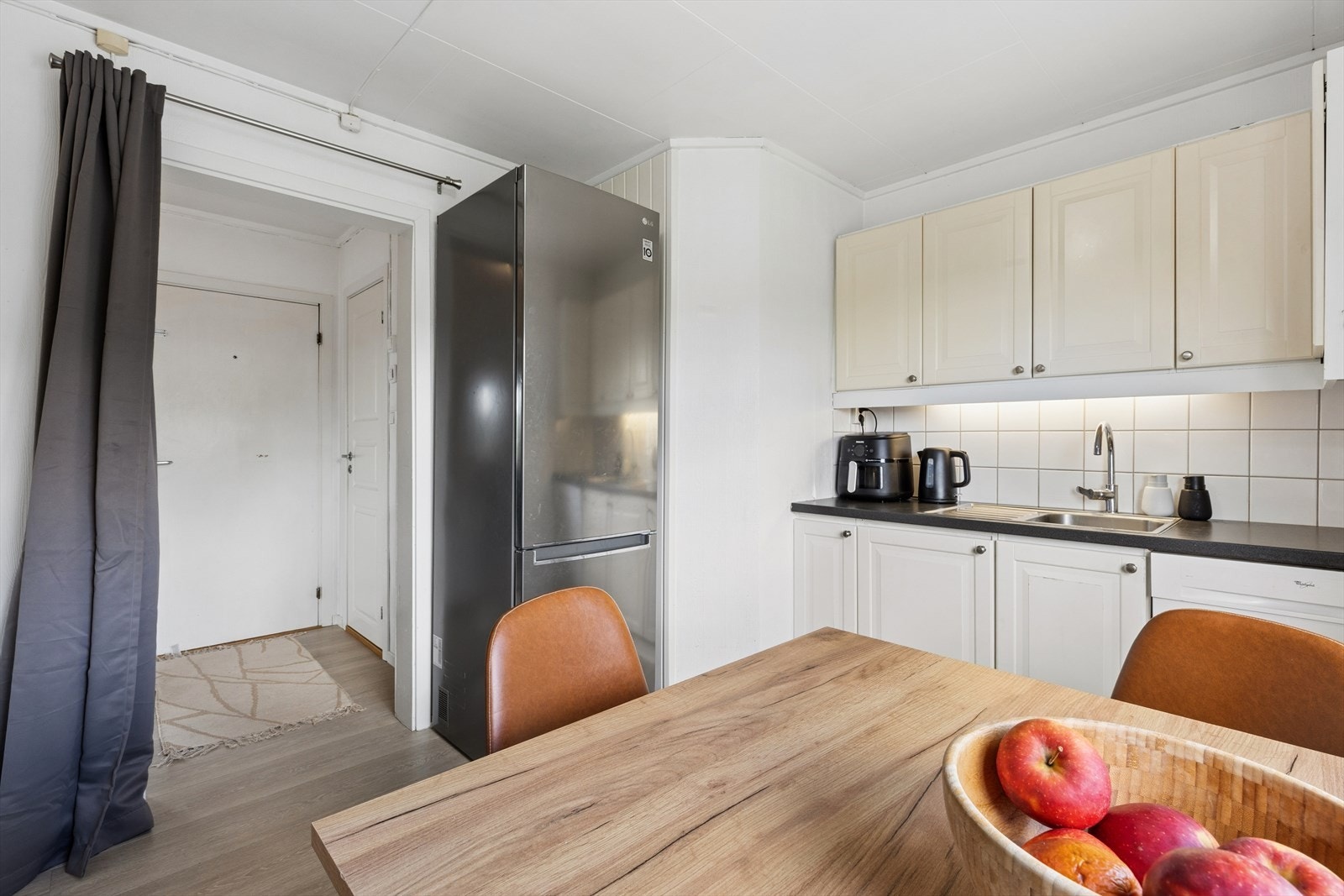 Kjøkkenet er utstyrt med frittstående hvitevarer og ventilator med kullfilter. Galleribilde
