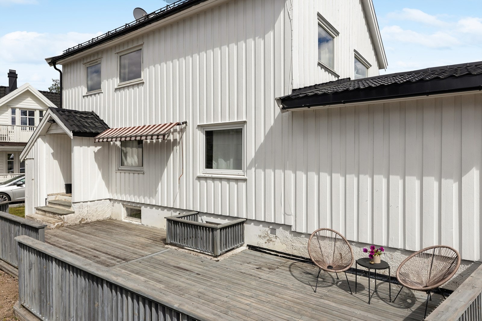 Eiendommen har en markterrasse med spaltegulv av impregnert treverk. Galleribilde