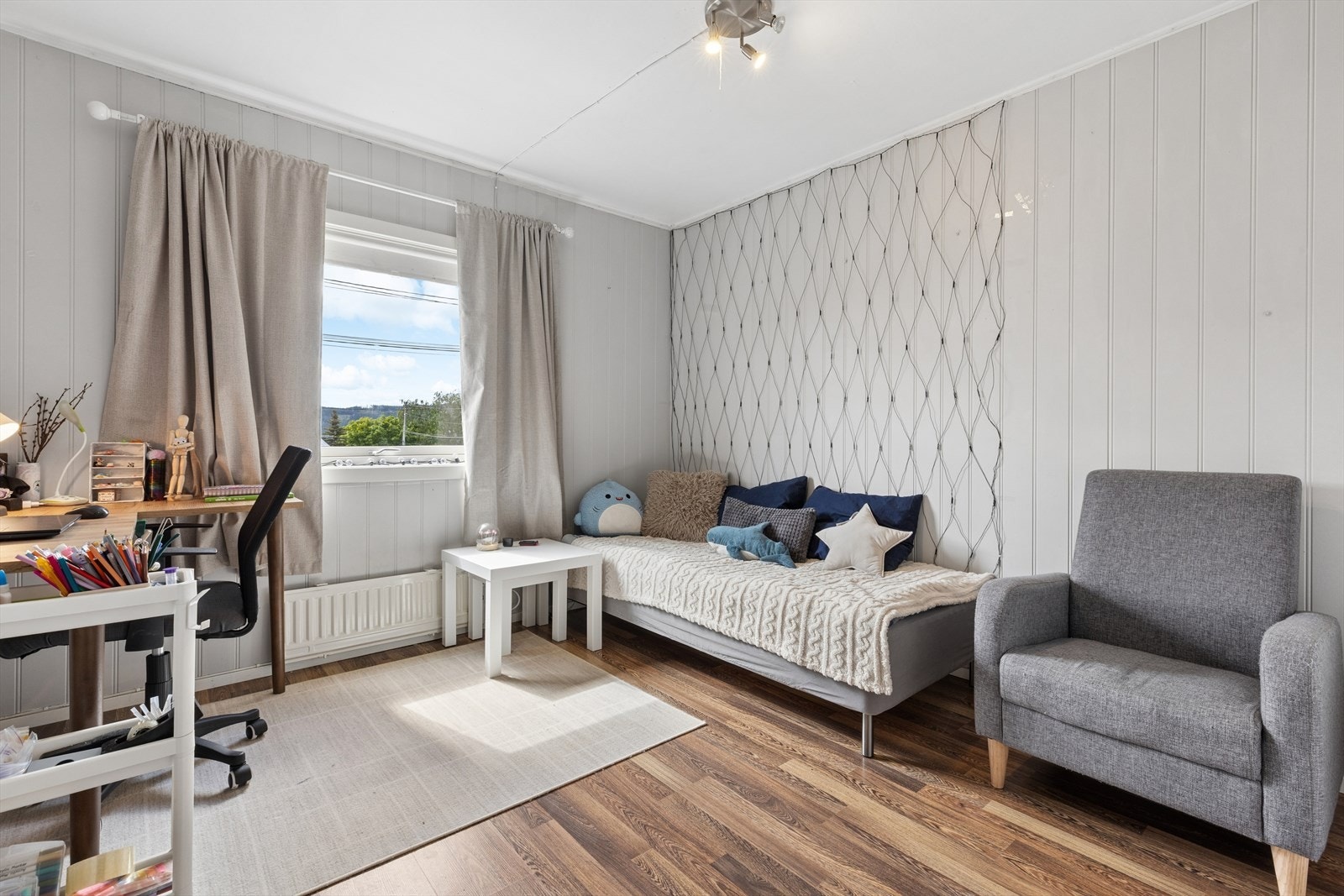 Det andre soverommet har laminatgulv og vegger med malt panel og tapet. Galleribilde